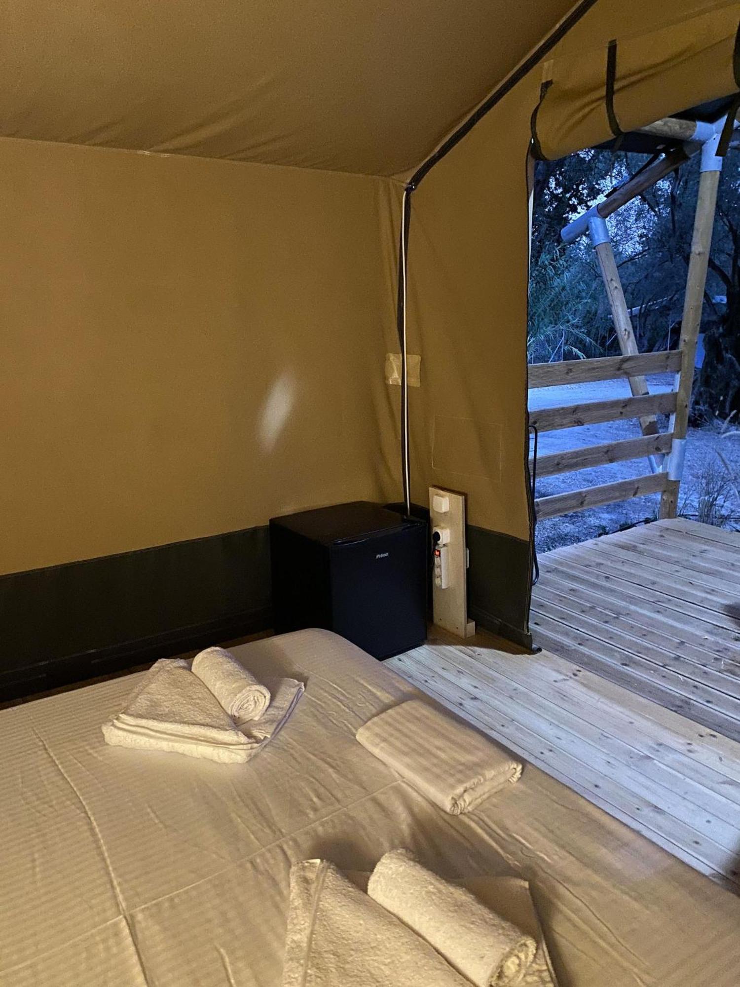 Nirikos Camping Spasmeni Vrisi Rom bilde