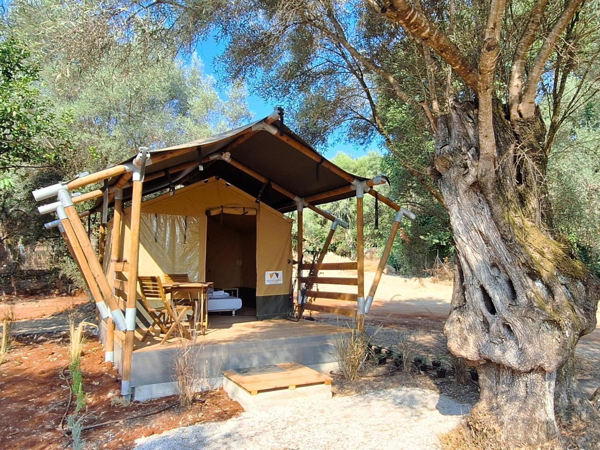 Nirikos Camping Spasmeni Vrisi Rom bilde